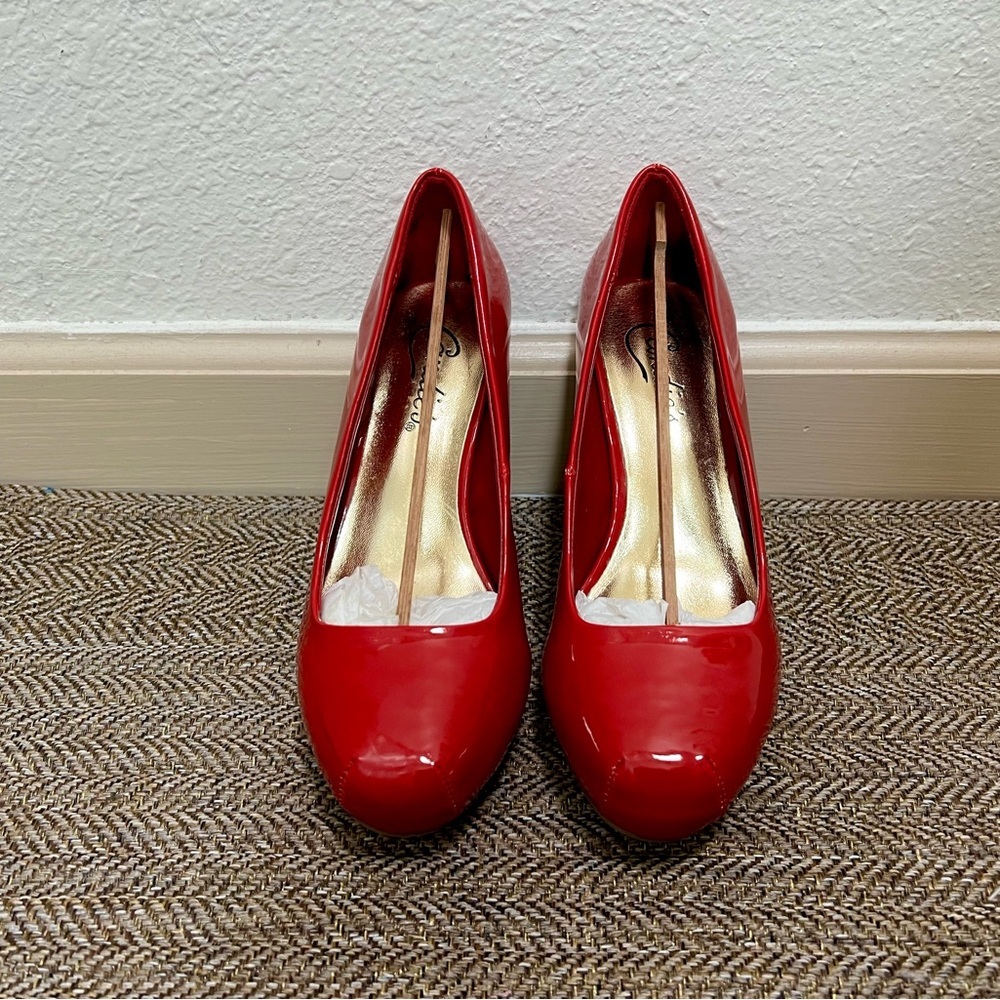 Candie's Size 6: Red Heels Classic Pump Style - Picture 2 of 7